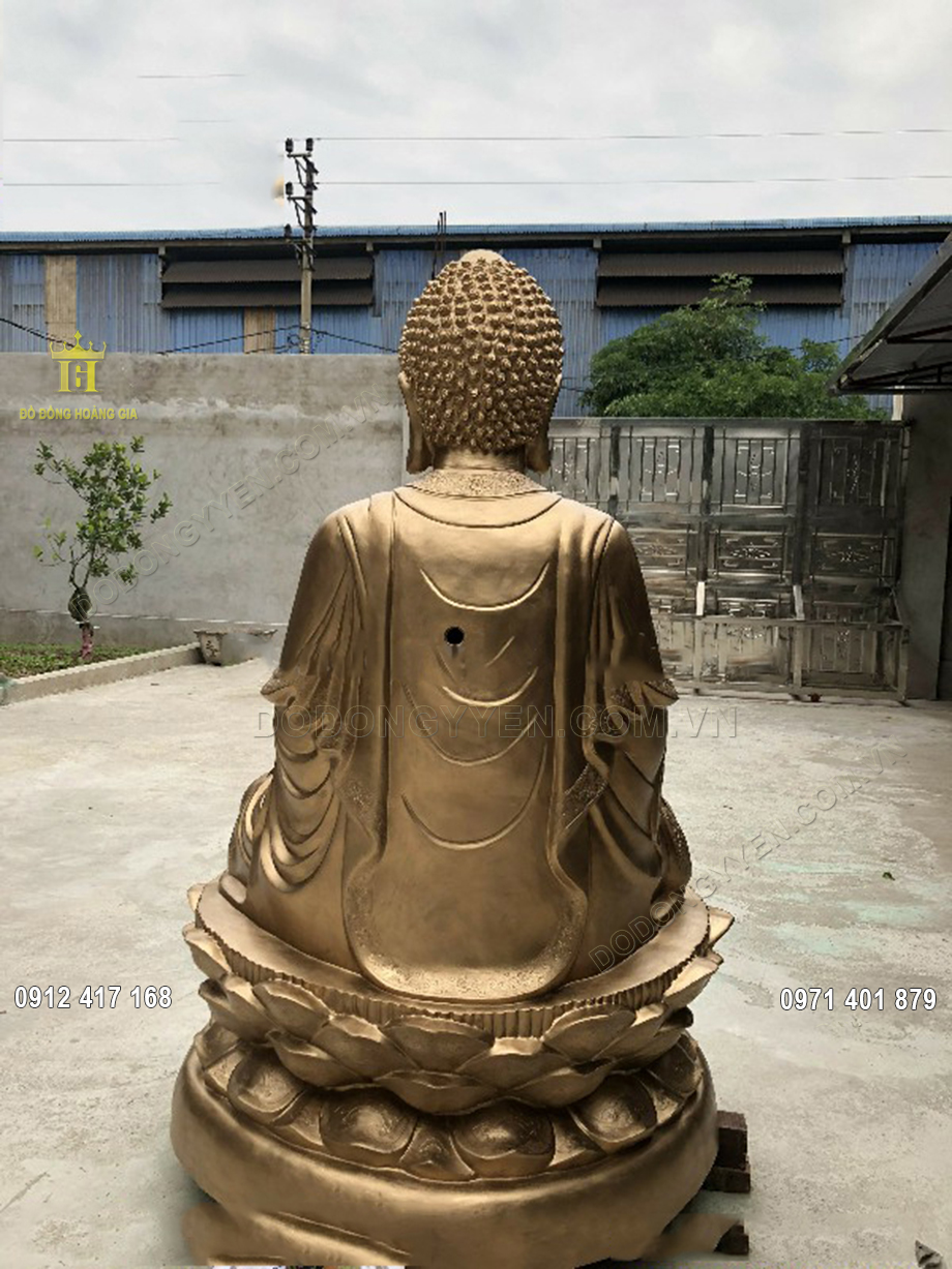 Mặt phía sau của bức tượng đồng Đức Phật